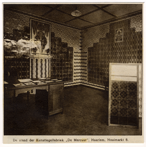 300622 Interieur van de monsterkamer van de Kunsttegelfabriek De Mercuur te Haarlem, op het terrein van de eerste ...